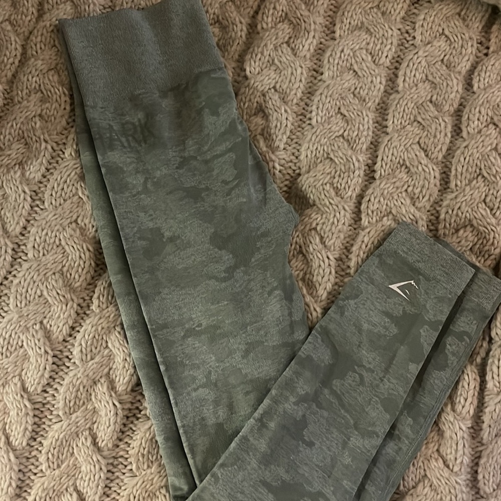 GYMSHARK GREEN CAMO SCRUNCH LEGGINGS
